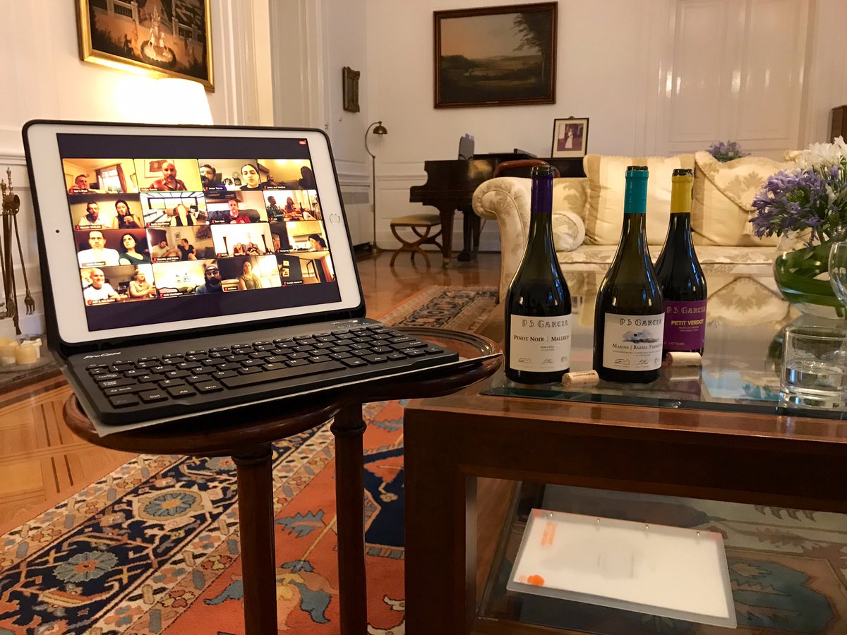 IanDuddyUK's tweet photo. A pesar del “temblorcito” estoy disfrutando de una cata de vinos en linea, gracias a @ChileWineTrails. El vino es la mayor exportación chilena al Reino Unido. Salud! 🍷 

#QuedateEnCasaYa #StayHome https://t.co/okOePuMyNB