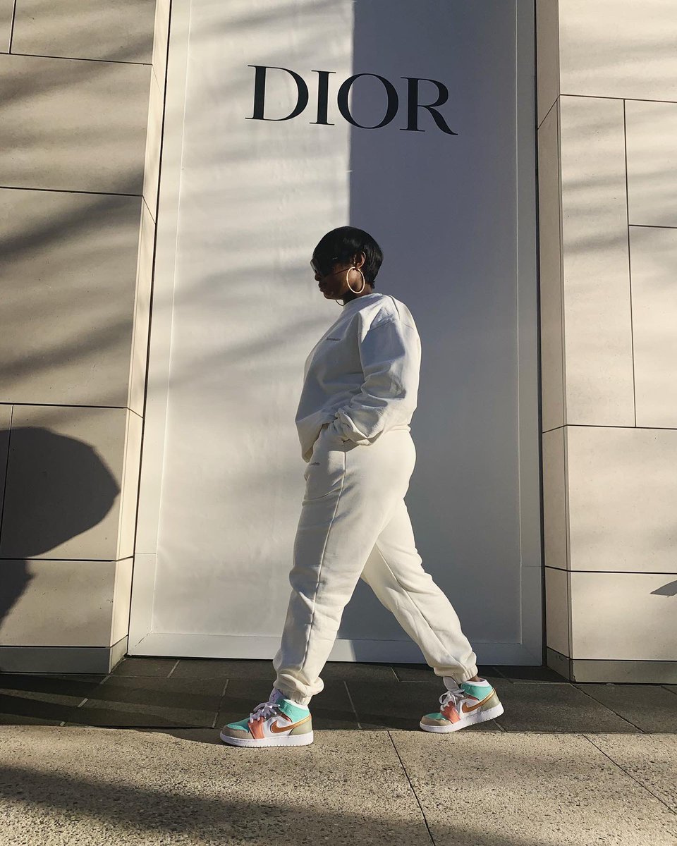 beatfacechels's tweet photo. Outfit of the day🤍
Jogger set @houseofcb 
Custom shoes by my hubby @bmpkustomz
Shades @dior https://t.co/gA25qFVtRw