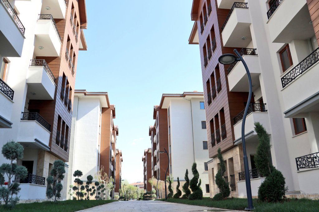 YusaOvenc's tweet photo. Elazığ depremi 24 Ocak 2020'de meydana gelmişti. 

Daha 1 yıl olmadan yeni ve sapasağlam evler yapılıp depremzedelere teslim edildi.

Allah devletimizi başımızdan eksik etmesin 🇹🇷

 #ElazığDepremi https://t.co/mjVjST5g5O