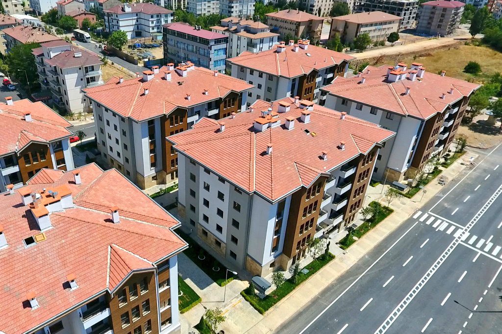 YusaOvenc's tweet photo. Elazığ depremi 24 Ocak 2020'de meydana gelmişti. 

Daha 1 yıl olmadan yeni ve sapasağlam evler yapılıp depremzedelere teslim edildi.

Allah devletimizi başımızdan eksik etmesin 🇹🇷

 #ElazığDepremi https://t.co/mjVjST5g5O