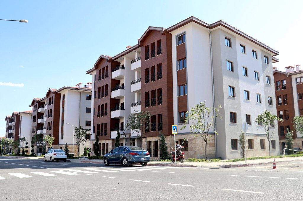 YusaOvenc's tweet photo. Elazığ depremi 24 Ocak 2020'de meydana gelmişti. 

Daha 1 yıl olmadan yeni ve sapasağlam evler yapılıp depremzedelere teslim edildi.

Allah devletimizi başımızdan eksik etmesin 🇹🇷

 #ElazığDepremi https://t.co/mjVjST5g5O