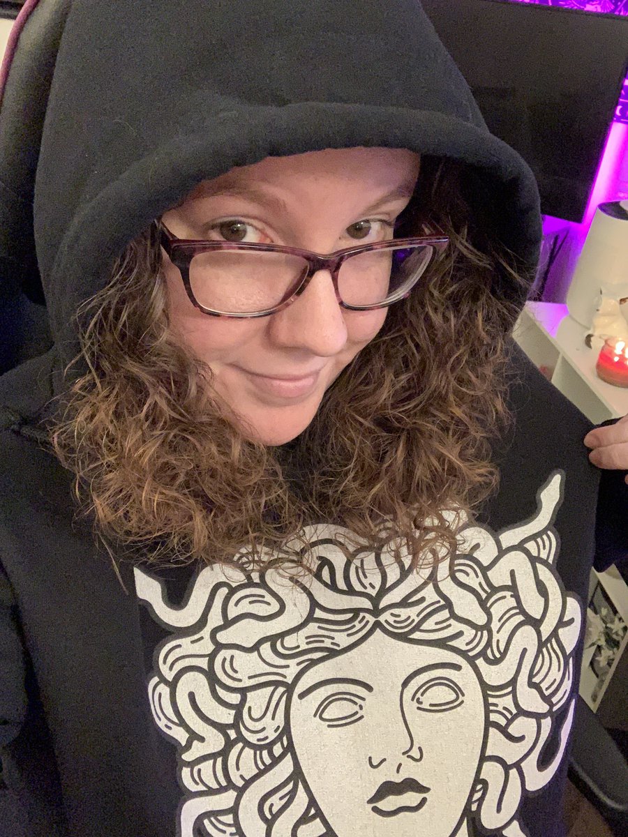 spo0ky_katja's tweet image. Loving my comfy new #lookhuman hoodie. The sizing isn’t exactly plus size friendly but I love this Medusa one sooo much.