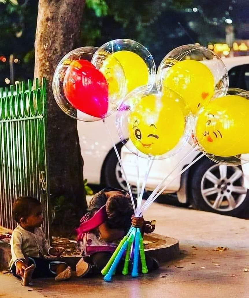 बड़ी बेरहम होती है ये गरीबी कमबख्त उमर का लिहाज़ भी नही करती ...??

#शुभप्रभात 💞