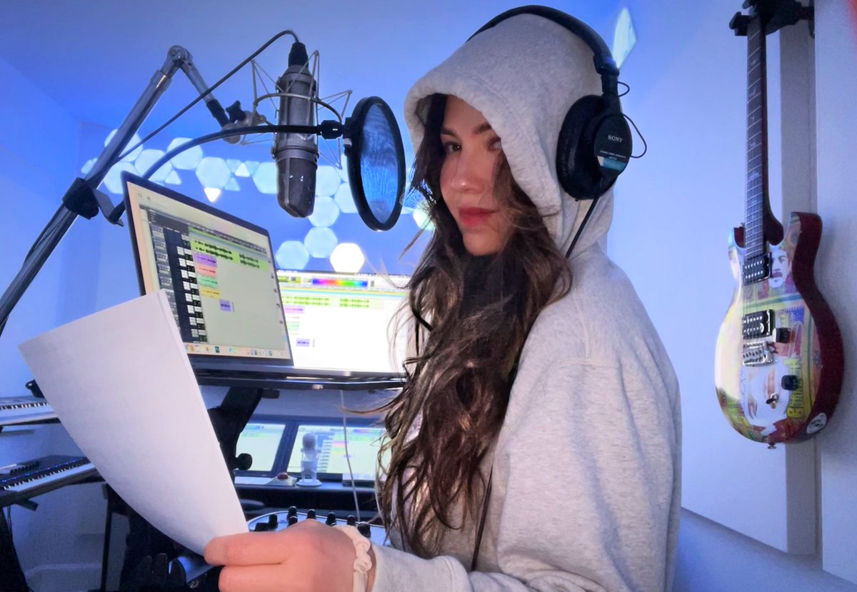 thalia's tweet photo. En modo amor, creando magia para ustedes. 💫✨💫✨💫✨ https://t.co/PmmX5oSsud