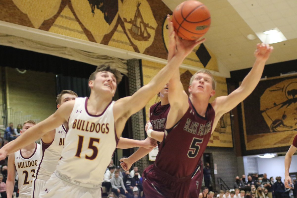 PanicButtonLive's tweet image. DeSmet leads Platte-Geddes 37-23 at the half of the Hanson Classic #sdpreps