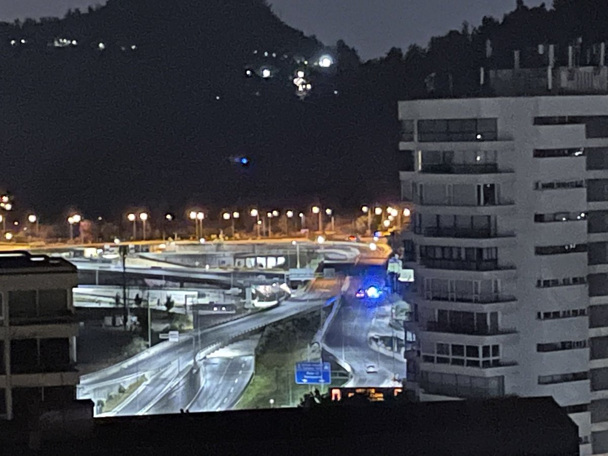 sebaramirezA's tweet photo. Balazos #vitacura hay alrededor de tres Autos de la PDI en el lugar https://t.co/XJ5aFtT2kh