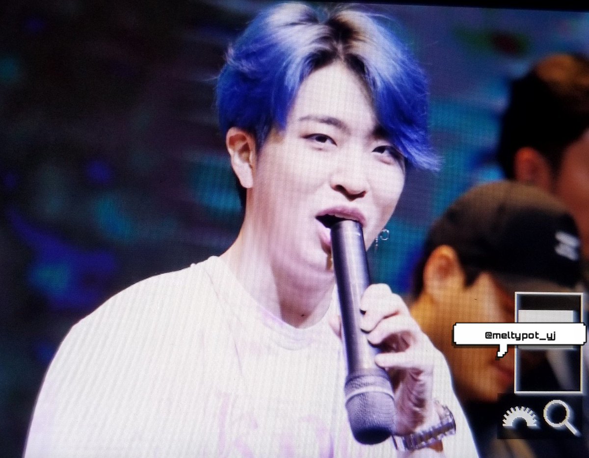 how to hold a mic : a tutorial by choi youngjae