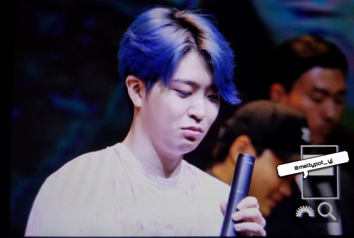 how to hold a mic : a tutorial by choi youngjae