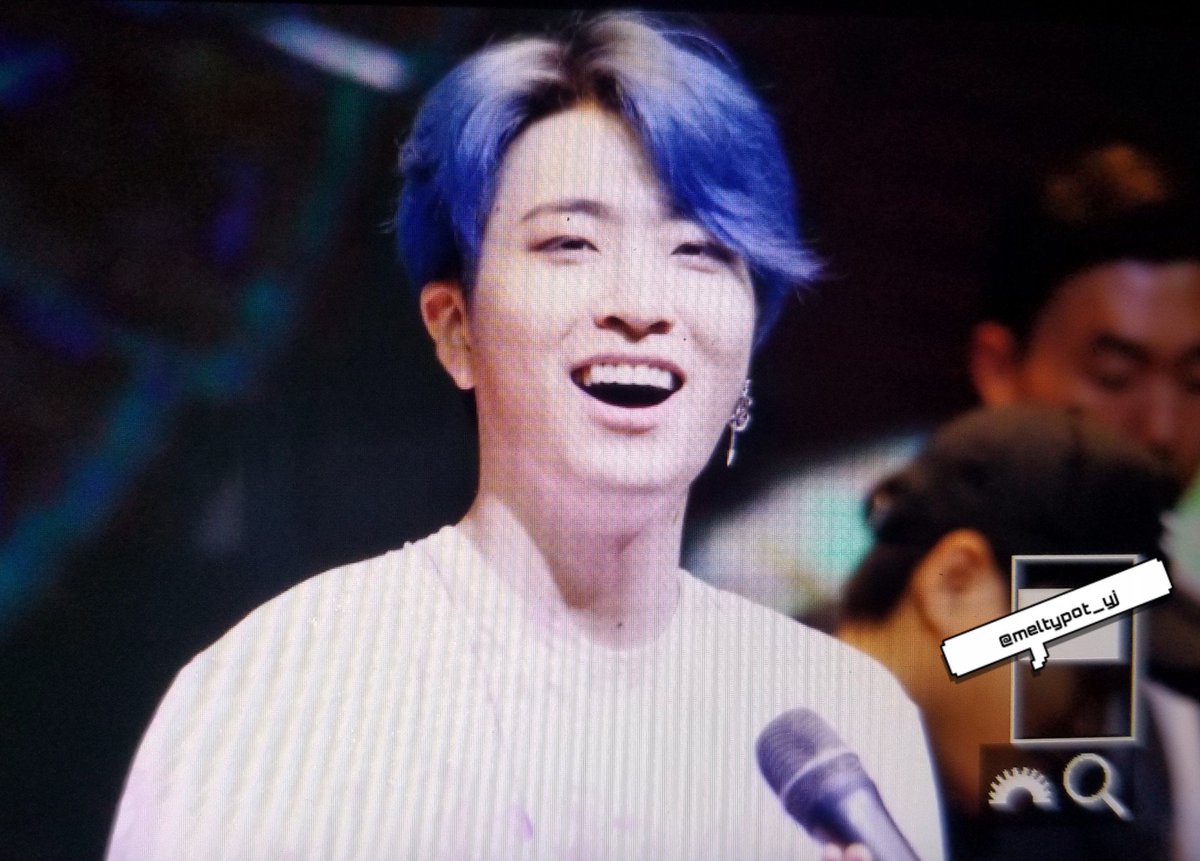 how to hold a mic : a tutorial by choi youngjae