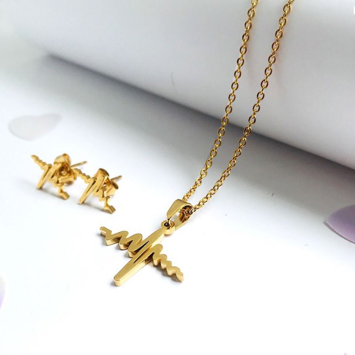AyGSt0re's tweet photo. Hermoso collar y aretes con dije de cardiología.
Perfecto para aquellos amantes de la medicina.
✔Producto totalmente elaborado en oro goldfield
✔Medida de la cadena: 50 cm
⚠Trátalo con suavidad y evita mojarlo para prolongar su duración https://t.co/CC3u8CznEy