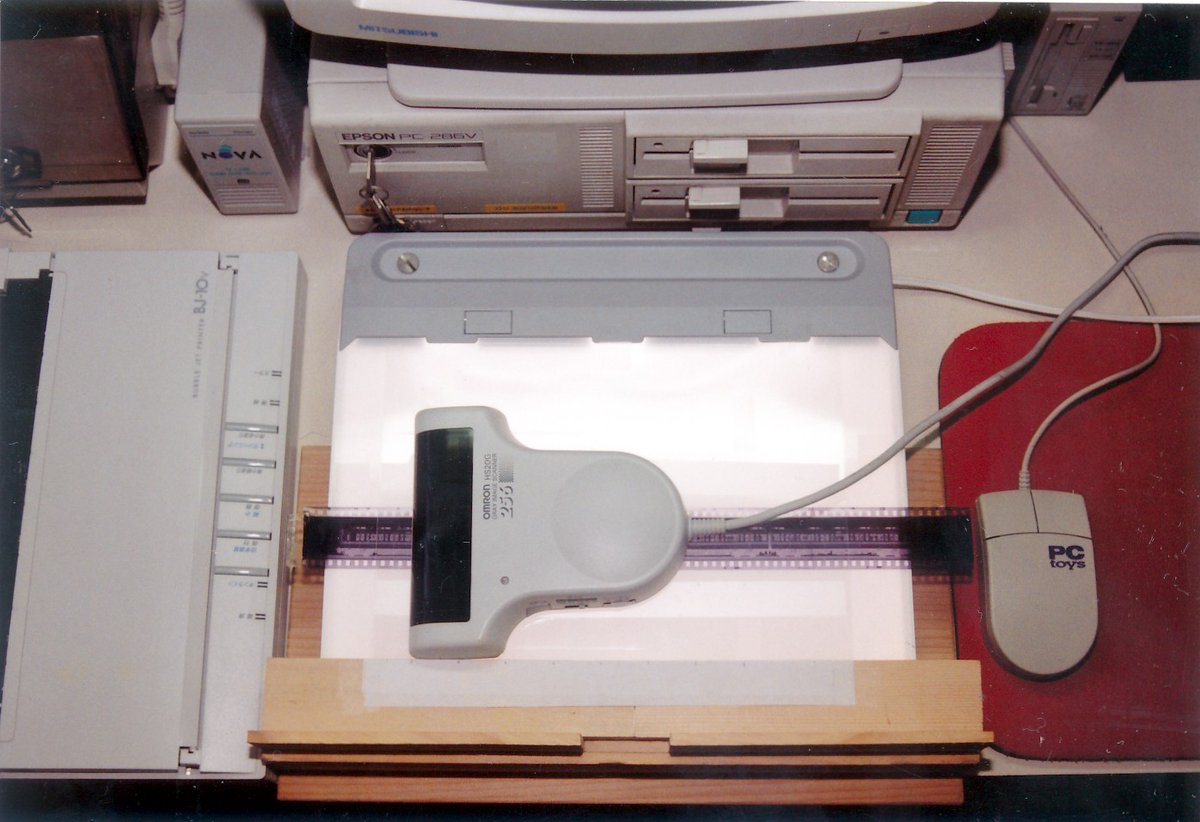 アイマン V Twitter 昭和の時代のosの主流だったms Dosによるメモリーの制約もとでハンディイメージスキャナ を使ってスリット写真のネガを読み込みモノクロイラストを作成していました 最初の写真が画像を読み込むときの装置で 次がnse車の白黒2値化したイラスト画像