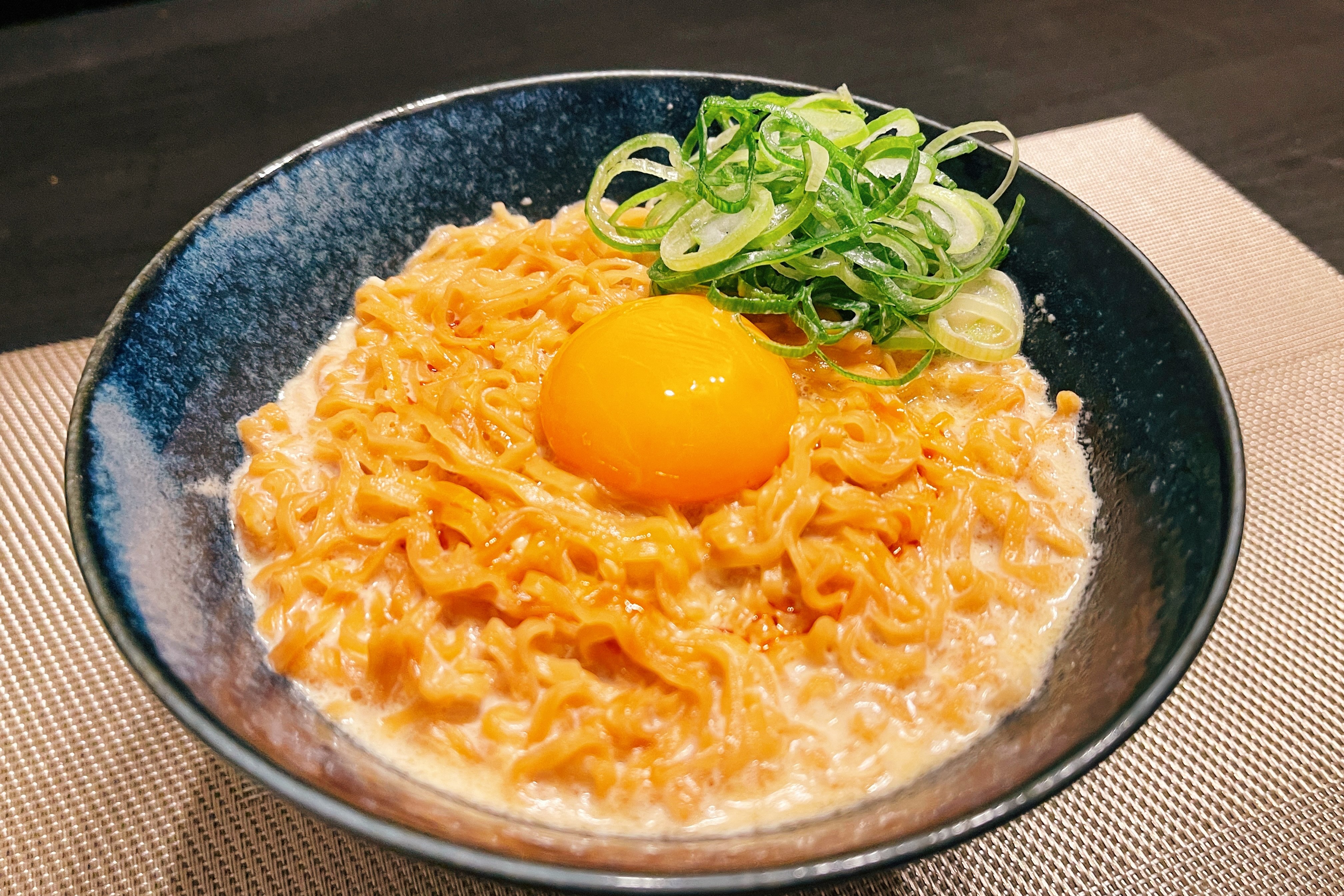まるみキッチン 簡単レシピ 特濃 クリーミーチキンラーメン 自分史上no 1のクリーミーなコクがたまらないチキンラーメン のアレンジレシピ お湯にマヨを溶いてから牛乳を追加 沸騰直前まで温めたらチキンラーメンを投入 最後に卵黄とネギをの