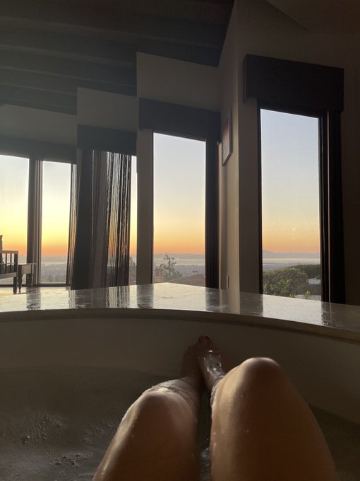 tonight&rsquo;s views from the bath 🛁 https://t.co/ATws9RgI6A