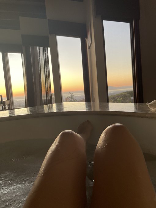 tonight&rsquo;s views from the bath 🛁 https://t.co/ATws9RgI6A