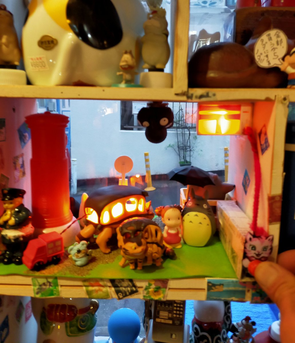 ねこの郵便局のジブリに内緒ネコバスの郵便局世界に マーク電飾が付きました タピオカミルクティーのナノラパールちゃんの ボタンを 21 01 24 神楽坂ねこの郵便局というなまえのお店