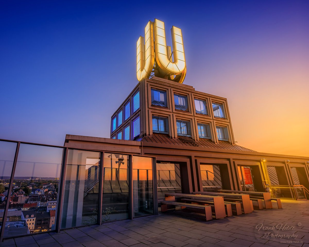 Lange Zeit war es hier ruhig in meinem #Twitter Profil. Jetzt bin ich aber wieder hier und #esgehtweiter. 
Das #Bild vom #DortmunderU ist aus 2019. Es war ein schöner #Spätsommerabend und ein traumhafter #Sonnenuntergang in #Dortmund
©️ Frank Heldt by frank-heldt.de