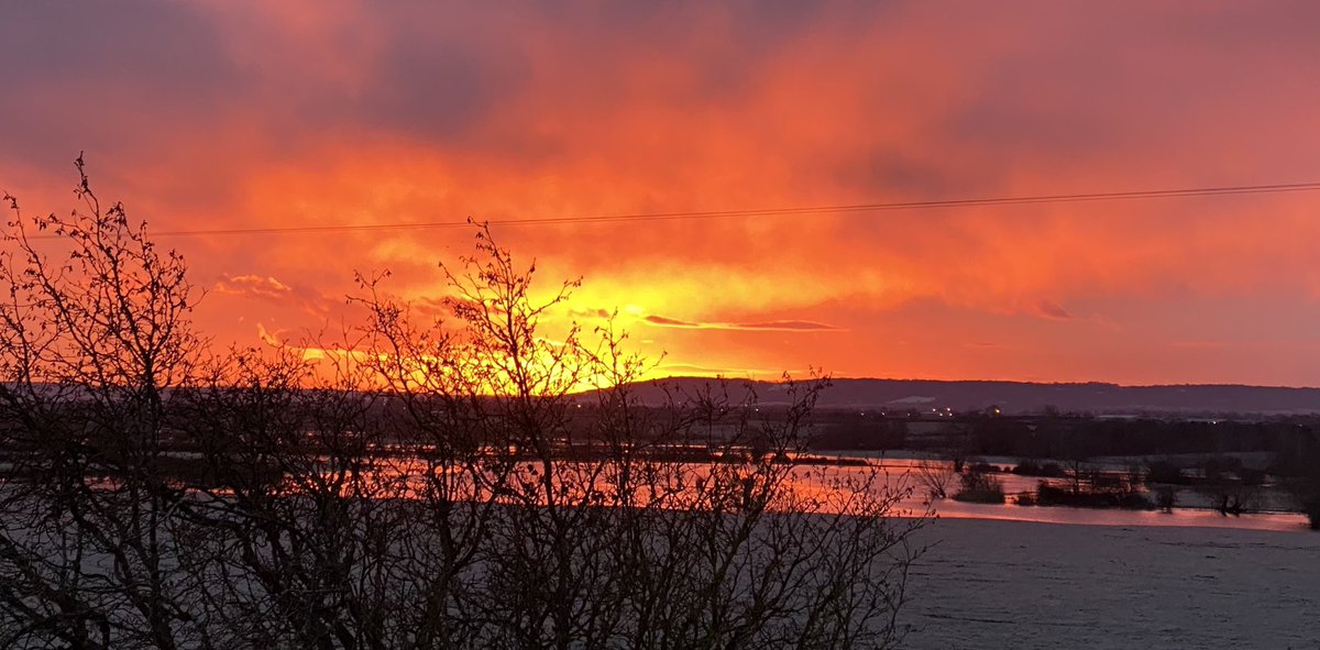 tv_Bull's tweet photo. When you wake up and the sky is on fire outside the bedroom window an you wish you had a better camera...📸☀️🔥 #sunrise #snowtoday ❄️🤞🏽 https://t.co/tFEdsa4I1E