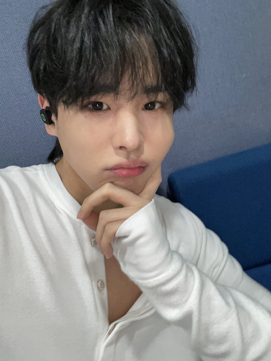 day 23he posted right before i was gonna say gn....his timing was perfect <3 look at how pretty & cute he is :(