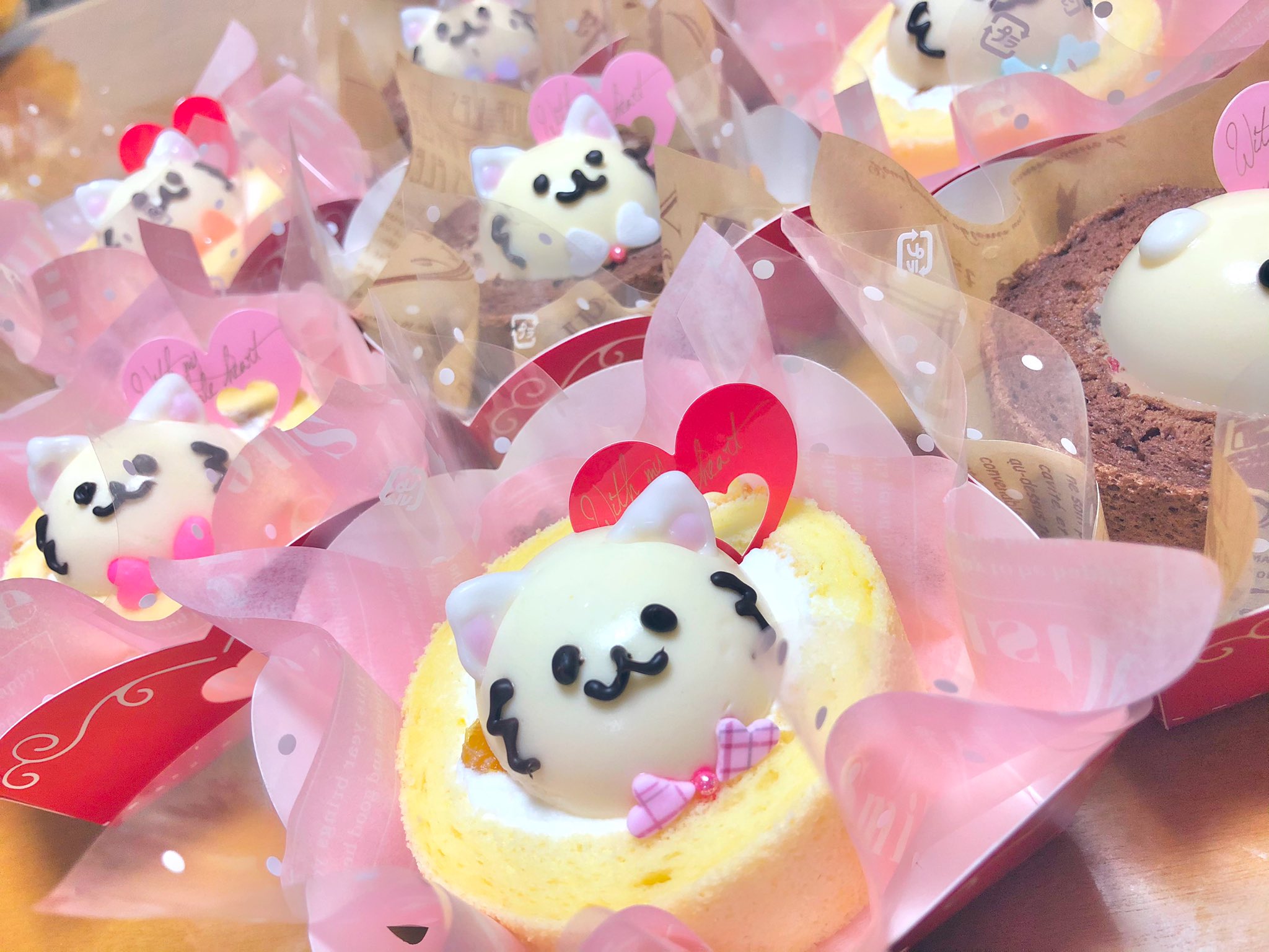 ちいさなケーキ屋さんpatisserieコロン 現在ケーキの試作中です 写真のケーキは メインで売りたいと思っている コロンロール です ふわっと軽いシフォン生地のフルーツロールケーキにデコレーションしています 価格は350円程を予定しています