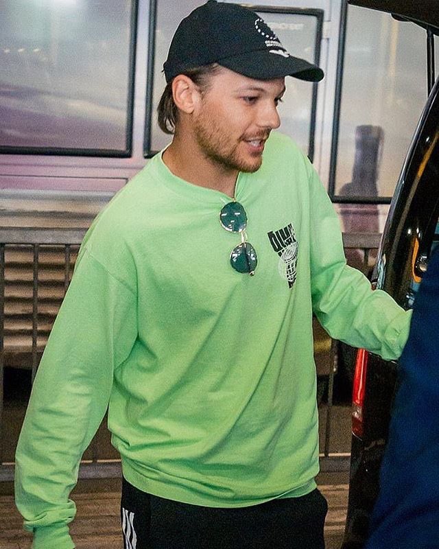 louis tomlinson as a fridge ; a thread