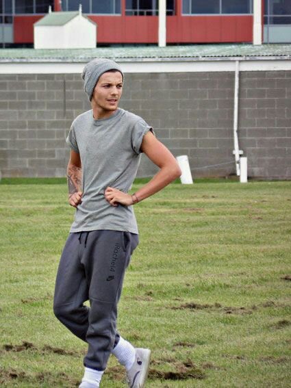 louis tomlinson as a fridge ; a thread