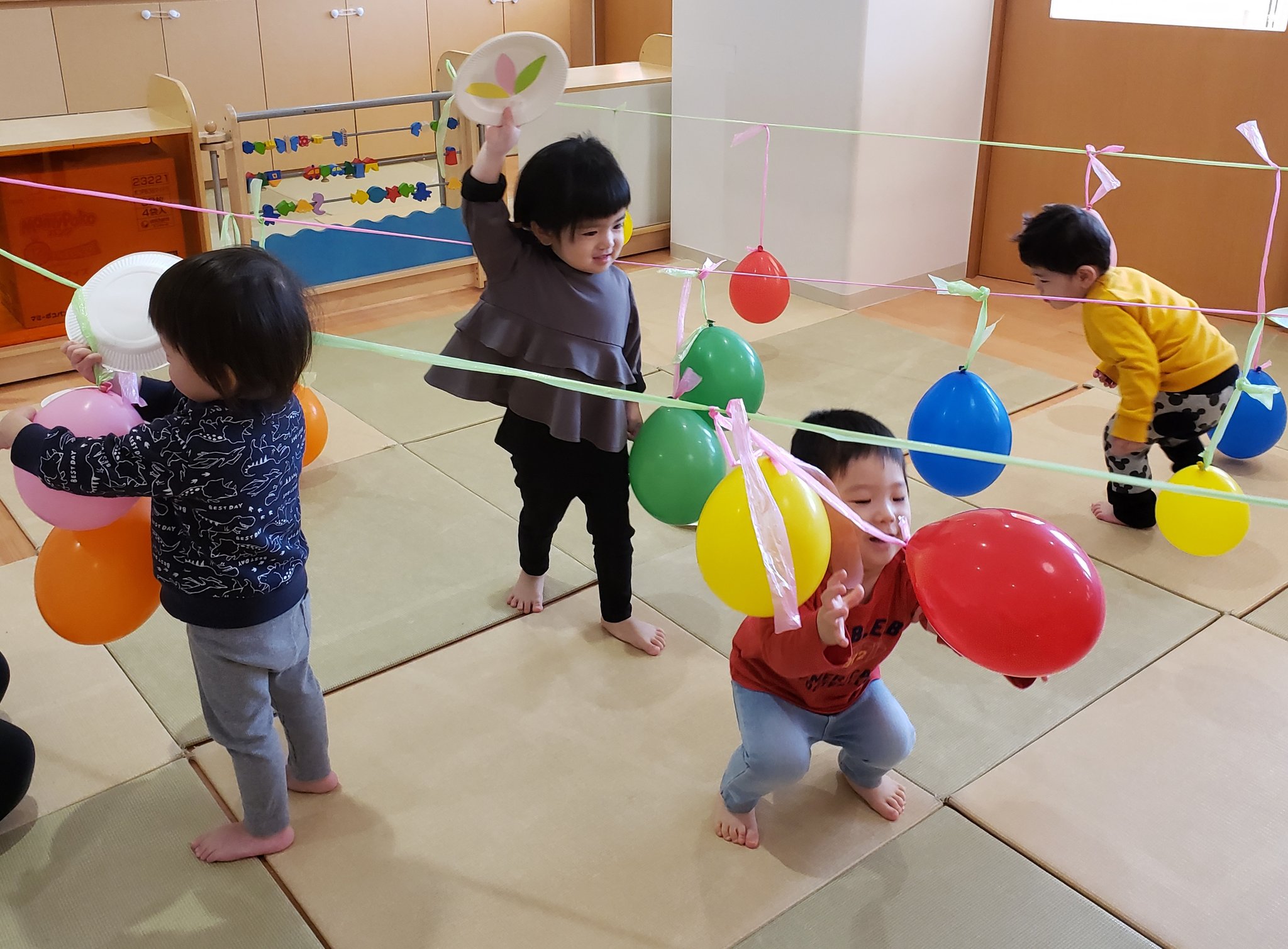 和修会 にしき認定こども園 Twitterissa お正月遊び 続き 手作りのコマや凧を作ったり 乳児さんは お部屋で 風船と紙皿で羽根つきを楽しみましたよ T Co Beojca7cp3 Twitter