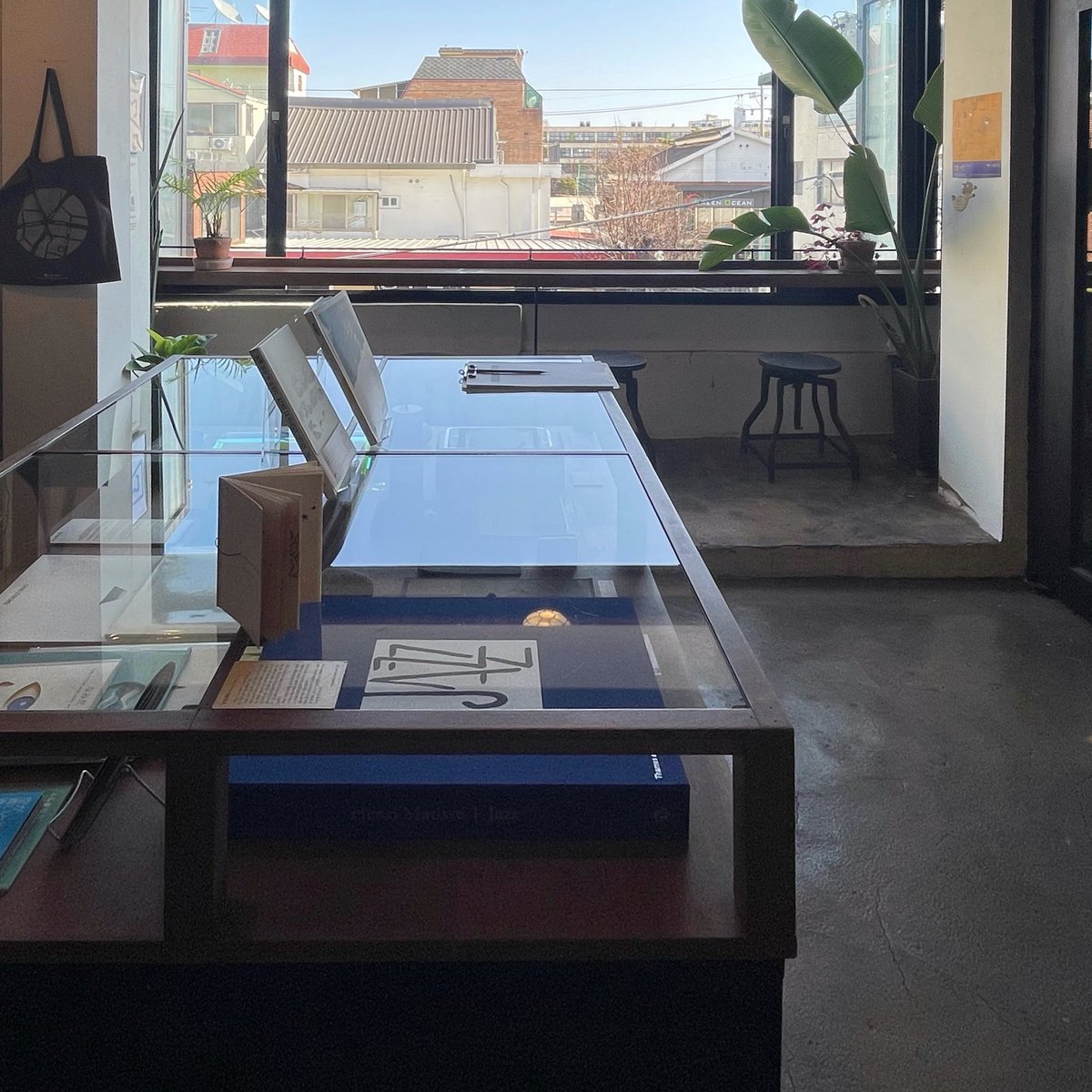 bplatform1's tweet image. 즐거운 일요일 오후입니다. 외출시 꼭 마스크 착용하시고 외출하세요. ;)
#월요일휴점 #비플랫폼 #책만드는서점 #Bplatform #북아트 #아트북 #아티스트북 #북바인딩 #제책 #제본 #바인드썸씽 #bindsomething #bookbinding #책만들기