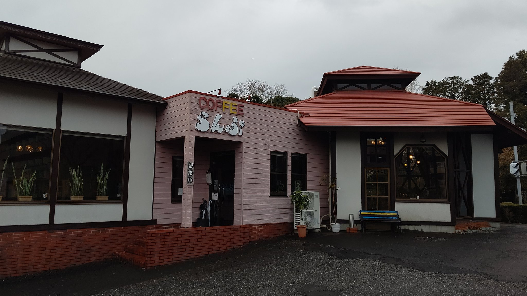 Iro Tori Dori 二郎系の後のデザート ボトムが広いグラスに濃厚で入ってる上に アイス2個は嬉しい 生クリームもいいアクセント グラスの熱帯魚がかわいい コーヒーハウス らんぷ ソーダフロート Sodafloat クリームソーダ クリソ