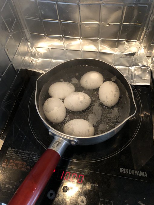 卵とめんつゆが期限切れそうだったので味玉にクラフトしてる😋 