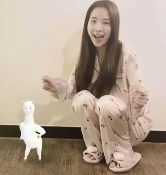 ˏˋ 𝚔𝚘𝚌𝚑𝚊𝚗 ˎˊ マヤさん パジャマとほぼすっぴんでこんなに可愛いの 女神すぎる ほんとに美人 パジャマとスリッパ発見 Niziu マヤ