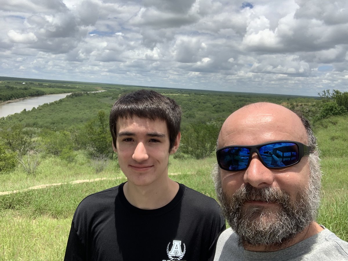 Stopped at an overlook just off the highway in Zapata County. This is the land that they want to wall off. Beautiful South Texas brushland teeming with wildlife. Bears have been spotted around here. 4/X