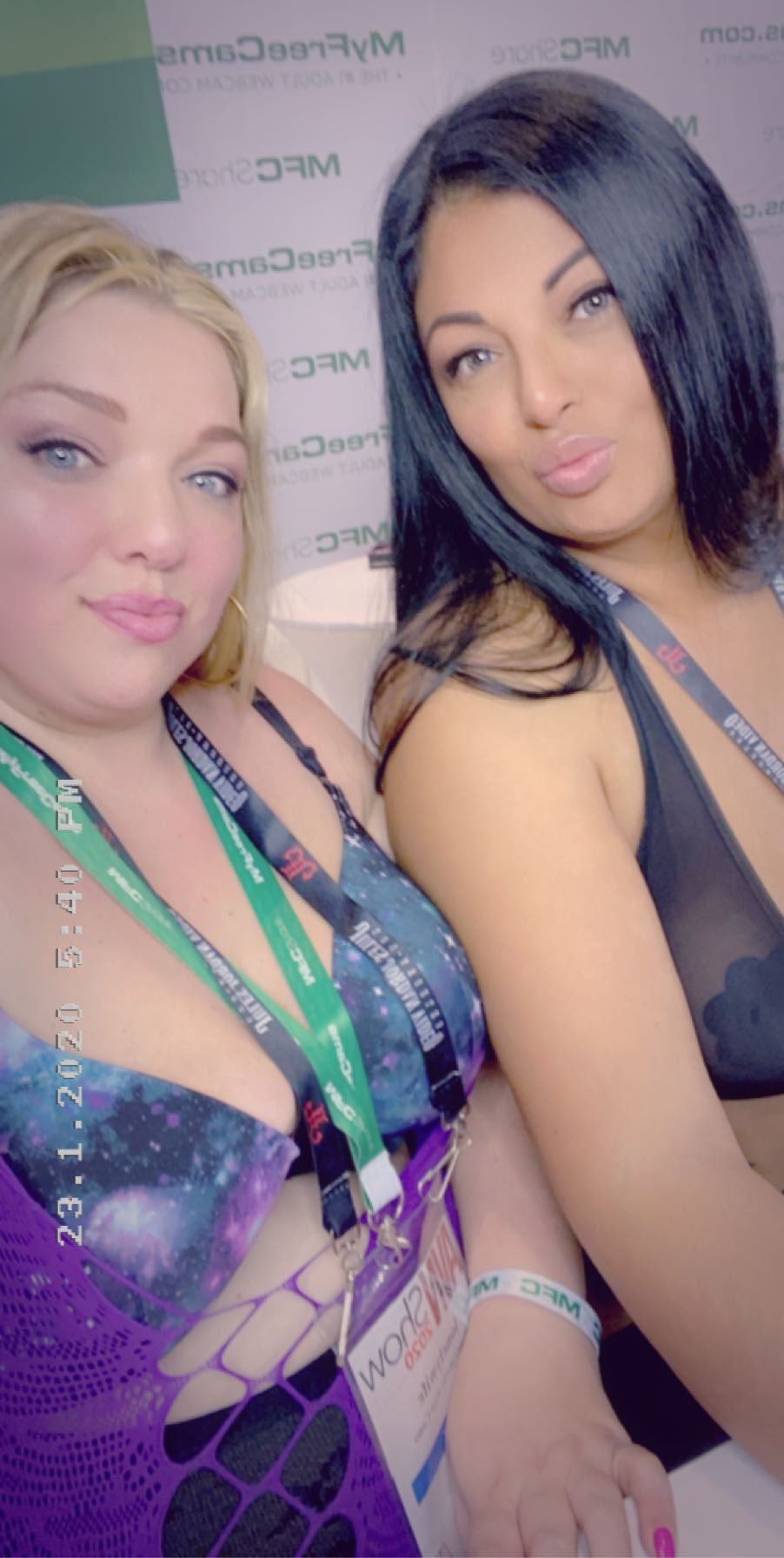 Missing @aeexpo and @avnawards big time!!! Here’s hoping for next year!! 🙏🏼😈 Make sure you’re following ur favorite sisters!! 🤩 @lonelywife82 & @SluttyJennaXo #AVNStars #avn #AVNMemories https://t.co/FCLNWD8cX3