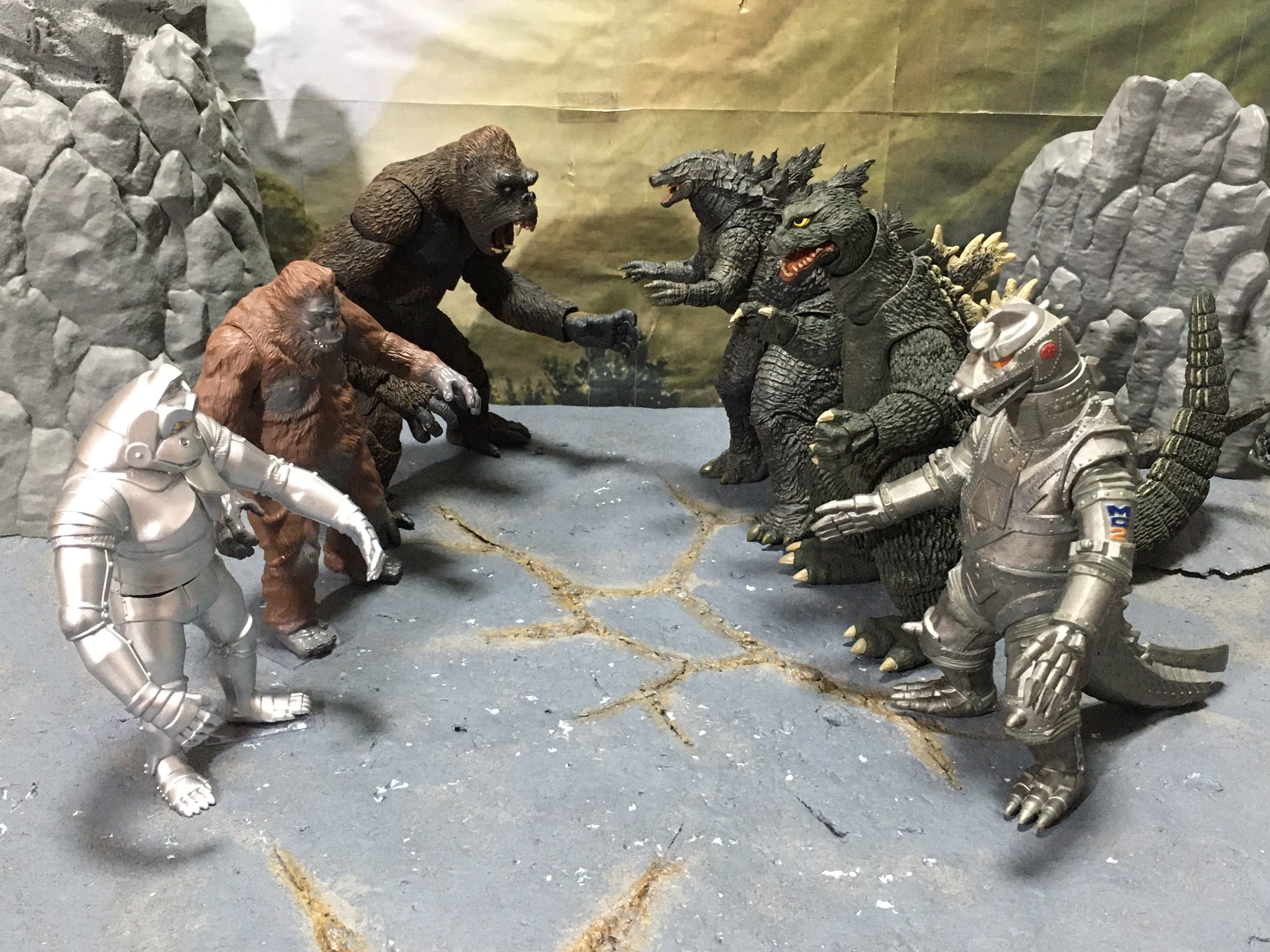 タカ Youtuber ゴジラ軍団 Vs コング軍団 もうすぐ予告解禁 ゴジラ キングコング ゴジラvsコング Godzilla Kingkong Neca Godzillavskong Kong オモ写 メカゴジラ メカニコング レイモンドトイ ソフビ T Co Wxo8me56hw Twitter
