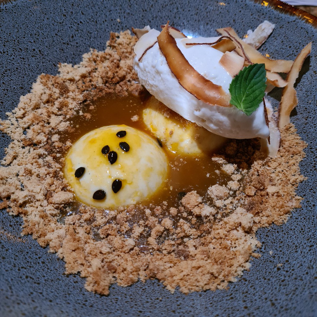 Foodtrotting's tweet photo. La cocina está a cargo de @GaleCocina que algunos recordarán por haber ganado #TopchefMX
Destaca en el menú el atún premium. Estos atunes los congelan a -35°C en los barcos, lo cual garantiza un sabor y textura lo más cercano al atún fresco.
#FoodtrottingMazatlan https://t.co/rYyWlD2273