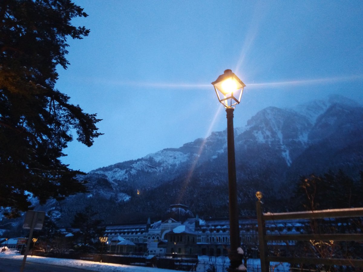 turismocanfranc's tweet photo. #Canfranc amanece un #domingo #gris y #blanco, colores de la paleta que junto al #entorno nos proporcionan fuerza para la semana ¡¡ Buen domingo!!
⚠Alerta amarilla por nevadas para hoy❄
#turismocanfranc #canfranctecuida #aemet #huescalamagia #turismoverde #TurismoResponsable https://t.co/mHq3FVkVfe