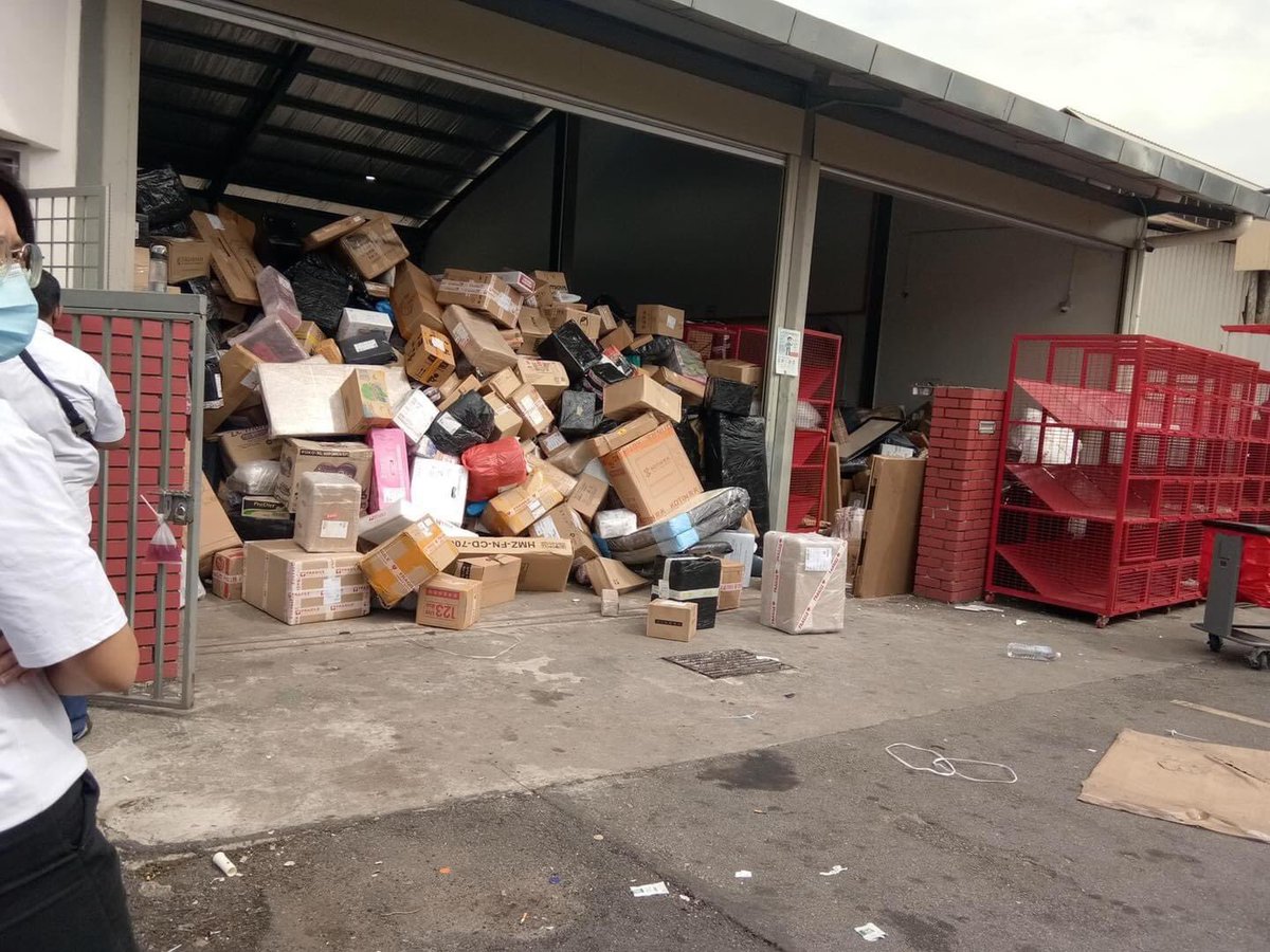 MalaysianFoods's tweet photo. Kami nasihatkan hentikan dulu membuat penghantaran menggunakan j&amp;t di area selangor. Yg ni gudang j&amp;t sri kembangan 605. Barang banyak sampai, berlori-lori setiap masa.. Dmaklumkan staf byk berhenti kerana isu dalaman di pengurusan j&amp;t selangor..

credit : Nur sirah https://t.co/sunznEcWFQ