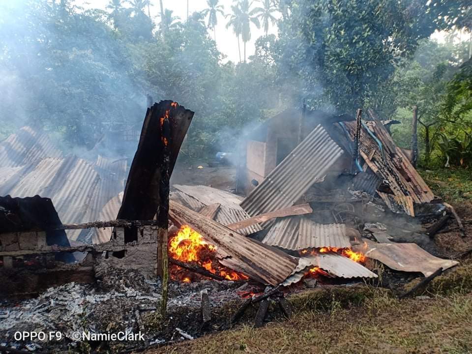 ALERT‼️ Inulat ng BAYAN-Laguna na ilang mga bahay ng mga magsasaka sa Sitio Buntog, Hacienda Yulo, Calamba City ay sinunog ng mga tauhan ng Seraph Security Agency ng mga alas-4 kahapon, Enero 23. (1/6) #DefendHaciendaYuloFarmers #StandWithFarmers #NoToDevelopmentAggression