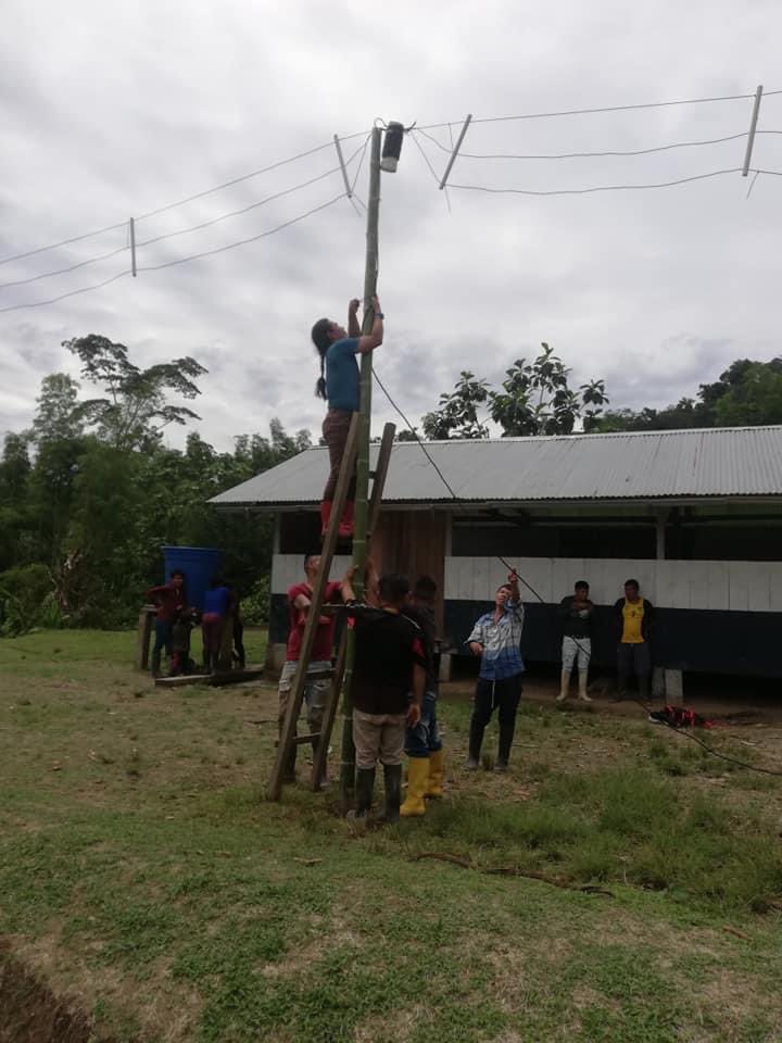 LancerosDigital's tweet photo. Se instala segundo sistema solar y radio HF en territorio Shuar de Pastaza en coordinación entre la @confeniae1 #Fenashp @rhizomatica y @karasolar2030 https://t.co/igdw1SEJS2