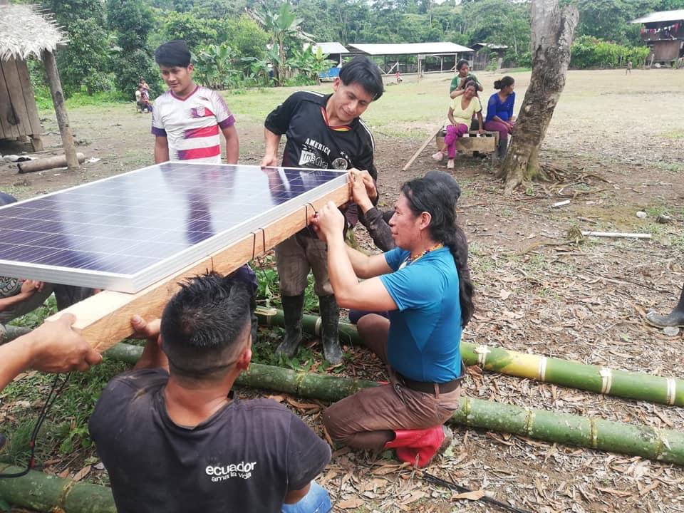 LancerosDigital's tweet photo. Se instala segundo sistema solar y radio HF en territorio Shuar de Pastaza en coordinación entre la @confeniae1 #Fenashp @rhizomatica y @karasolar2030 https://t.co/igdw1SEJS2
