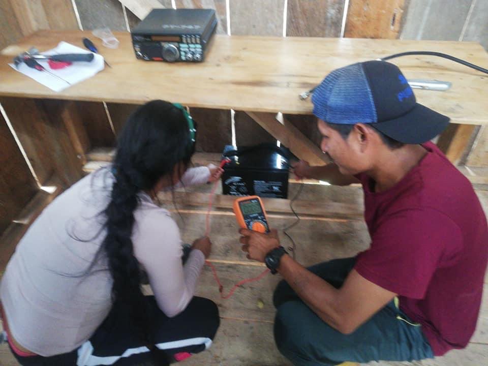 LancerosDigital's tweet photo. Se instala segundo sistema solar y radio HF en territorio Shuar de Pastaza en coordinación entre la @confeniae1 #Fenashp @rhizomatica y @karasolar2030 https://t.co/igdw1SEJS2