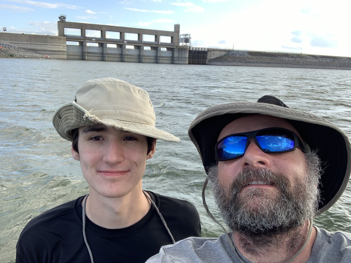 The current border crossing goes right over Falcon Dam. The creation of the damn flooded the town of Guerrero in Mexico, although it reappears during droughts when the lake level drops.  @gregmatic9000 got some great photos when we visited the remains of Guerero in the 1990s. 9/X