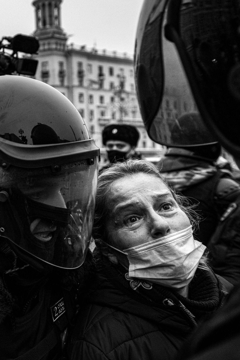 Я рассмотрел на большом экране эту фотографию. Это настоящая Родина-мать в лапах карателей. Это фото, которое должно задеть в сердце каждого скрытые чувства. Родина в опасности!