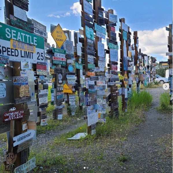 dongho_chang's tweet photo. Holy cow! I think we found our missing speed limit sign. #signpostforest photo from forestyforest https://t.co/xq0Jv1UtkU