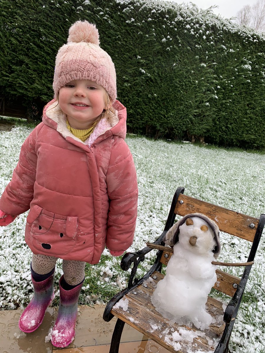 BeecroftHazel's tweet photo. Verity’s #first #snowman
#weekend #snowing #garden #letsbuildasnowman https://t.co/p3COWjJ585