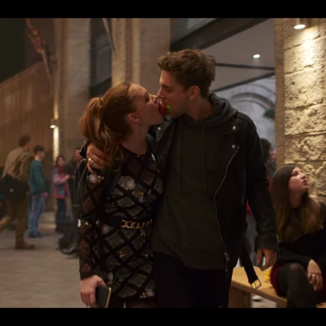 someone who isn't watching  #WinxSaga tell me what is going on in this image