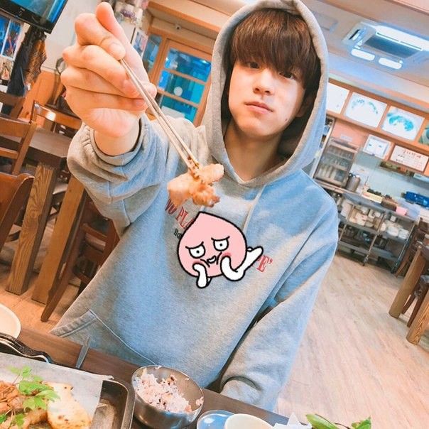 Ayo makan , sini aku suapin 
Ayo buka mulut na aaaa~