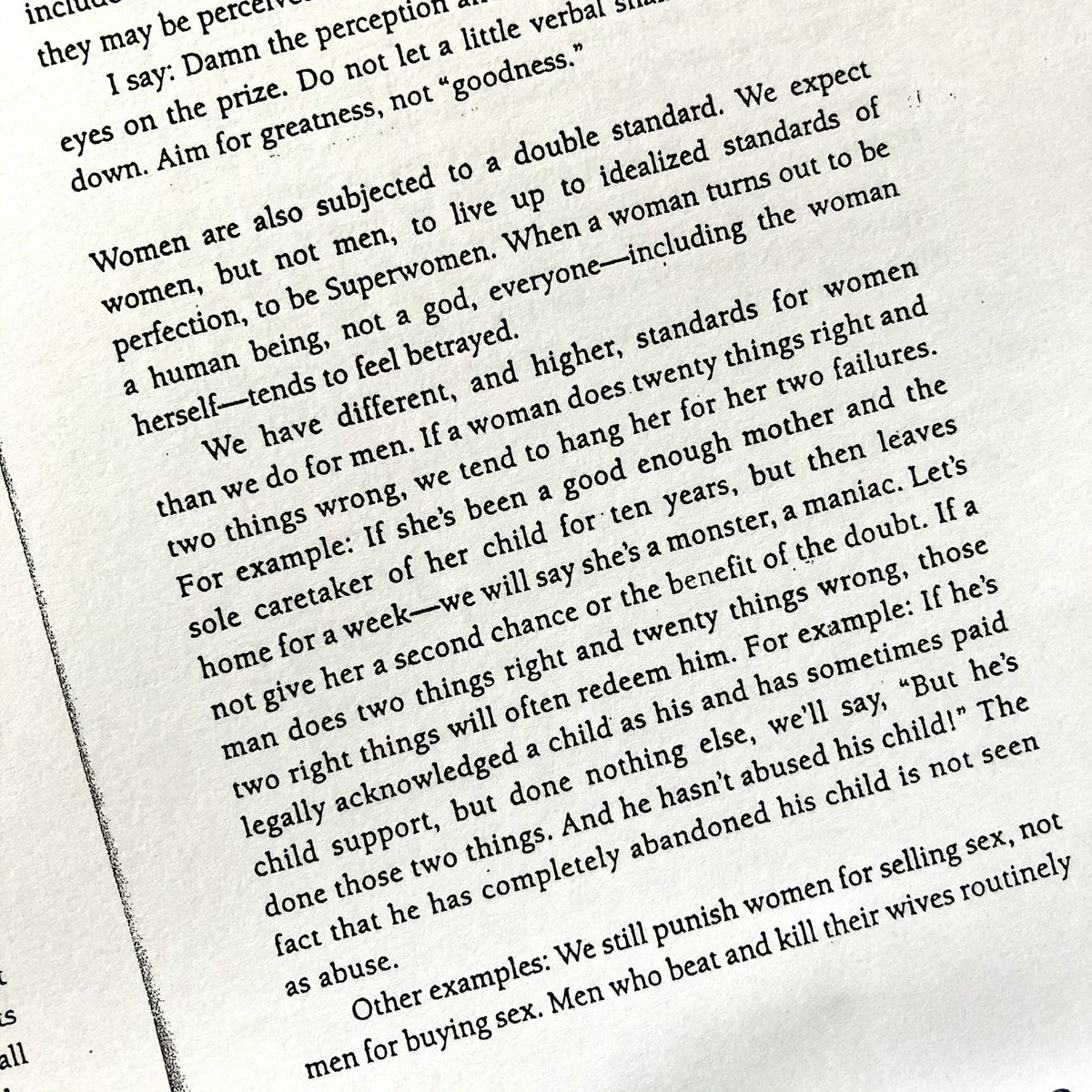 “เวลาบอกว่าผญโดนกดขี่ ฉันไม่ได้จะสื่อว่าผชไม่เคยโดนกดขี่เลย ของแบบนั้นเกิดขึ้นอยู่แล้ว แต่เหตุผลไม่ได้มาจากเพศสภาพ ผชอาจโดนกดขี่เพราะจน เพราะสีผิว เป็นเกย์ ไม่ก็เพราะแหกจากขนบทางเพศของสังคม ผญก็โดนกดขี่เพราะเหตุเหล่านี้เหมือนกัน แต่สำหรับผญ ยังมีเพศสภาพที่กดทับพวกเธอไว้อีกชั้น”