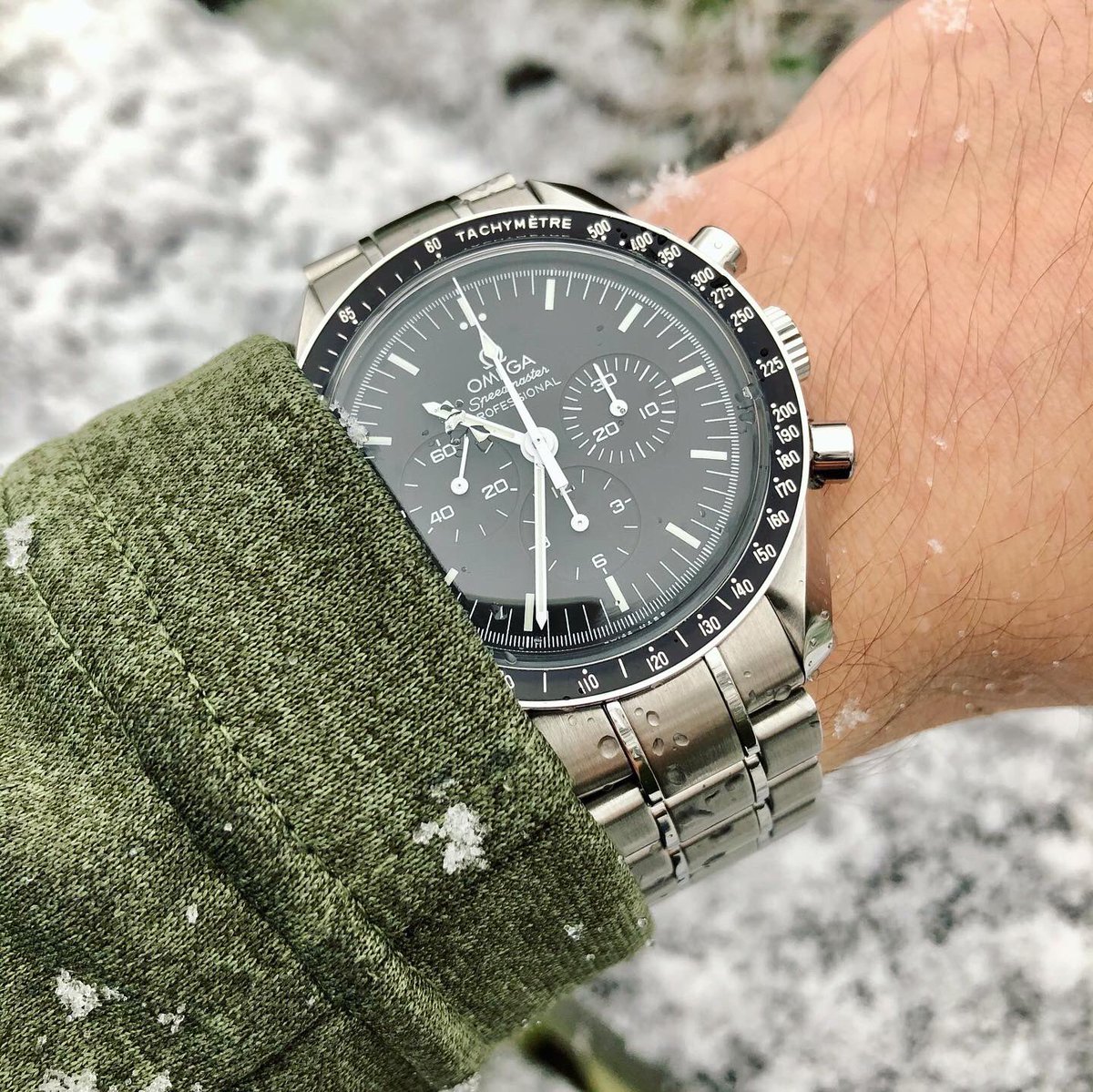 Omega Snowmaster ❄️ ⛄️ 
Been looking forward to giving my Speedy a proper wrist time! 
#snow #winter #weekend #omega #speedmaster #moonwatch #watchcollector #lifestyle #wristwatch #wristshot #seenthroughwrist