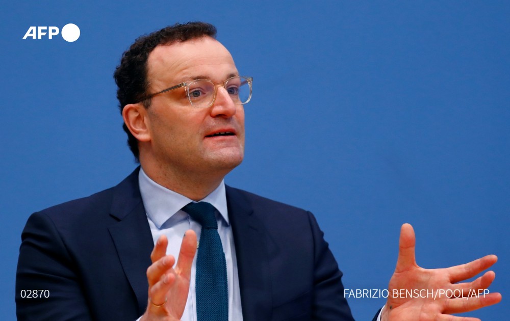 afpfr's tweet photo. [A LA UNE A 14H] L'Allemagne va devenir le premier pays de l'Union européenne à utiliser contre le Covid-19 le traitement expérimental à base d'anticorps, administré notamment à Donald Trump, a annoncé le ministre de la Santé Jens Spahn https://t.co/7tp0lGjvqQ #AFP 4/5 https://t.co/1FeLPJyrqc