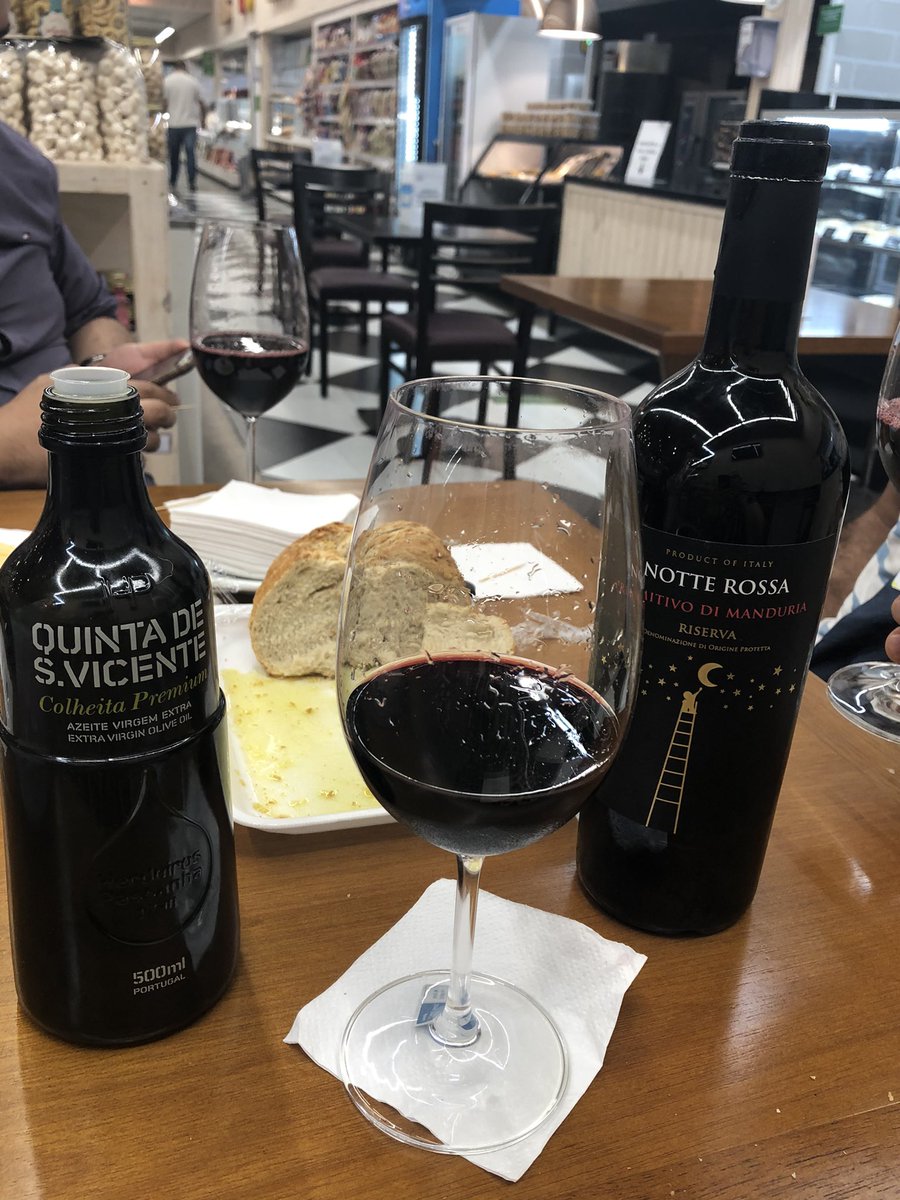 AnaMaria_pasch's tweet photo. Voltando à noite de ontem e sobre as degustações feitas. Dois vinhos maravilhosos que fizeram minhas papilas gustativas sentirem a diferença entre "uns e outros".
Obrigada aos Sommeliers, amigos, por proporcionarem a mim esse momento.
#Vinho #Wine 🍷
#Libalis 🇪🇸
#NotteRossa 🇮🇪 https://t.co/C1peOzURgI